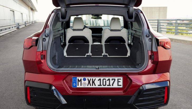 BMW iX2: design, prestazioni e autonomia del primo SUV coupé elettrico del brand - Foto 38 di 73