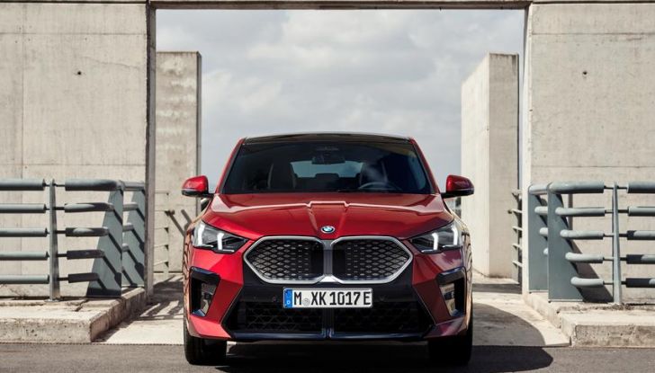 BMW iX2: design, prestazioni e autonomia del primo SUV coupé elettrico del brand - Foto 20 di 73