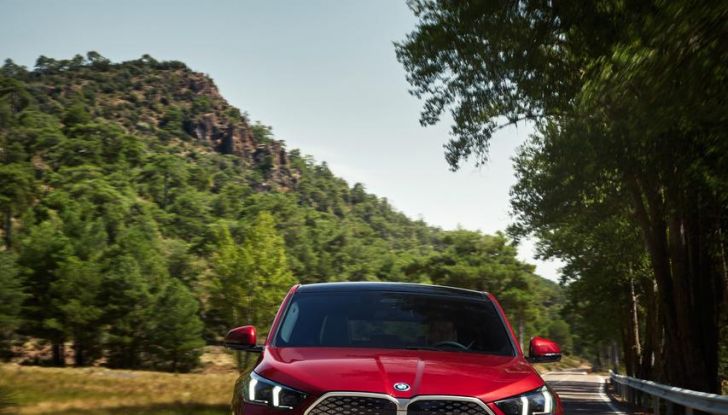 BMW iX2: design, prestazioni e autonomia del primo SUV coupé elettrico del brand - Foto 48 di 73