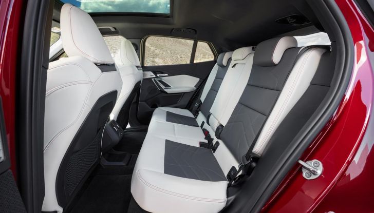 BMW iX2: design, prestazioni e autonomia del primo SUV coupé elettrico del brand - Foto 29 di 73