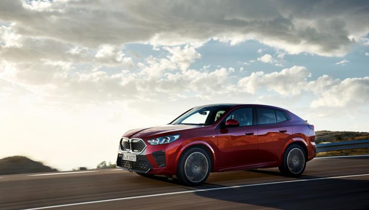 BMW iX2: design, prestazioni e autonomia del primo SUV coupé elettrico del brand - Foto 51 di 73