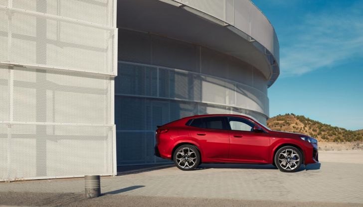 BMW iX2: design, prestazioni e autonomia del primo SUV coupé elettrico del brand - Foto 9 di 73
