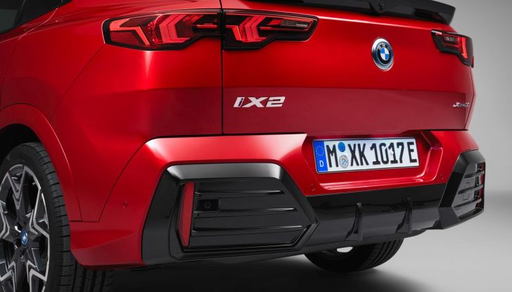 BMW iX2: design, prestazioni e autonomia del primo SUV coupé elettrico del brand - Foto 55 di 73