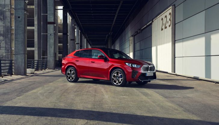 BMW iX2: design, prestazioni e autonomia del primo SUV coupé elettrico del brand - Foto 17 di 73