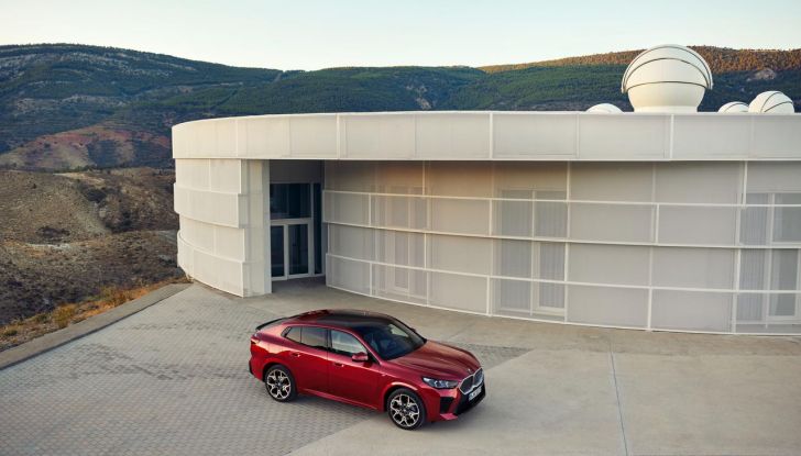 BMW iX2: design, prestazioni e autonomia del primo SUV coupé elettrico del brand - Foto 28 di 73