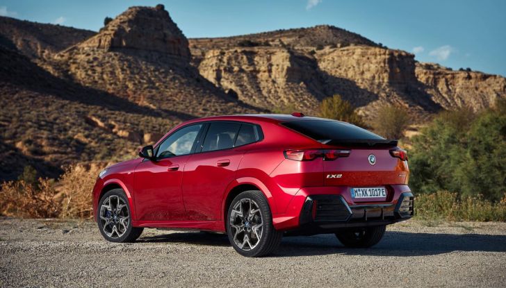 BMW iX2: design, prestazioni e autonomia del primo SUV coupé elettrico del brand - Foto 6 di 73