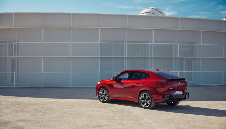 BMW iX2: design, prestazioni e autonomia del primo SUV coupé elettrico del brand - Foto 14 di 73