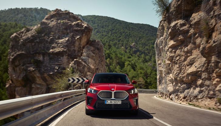 BMW iX2: design, prestazioni e autonomia del primo SUV coupé elettrico del brand - Foto 49 di 73