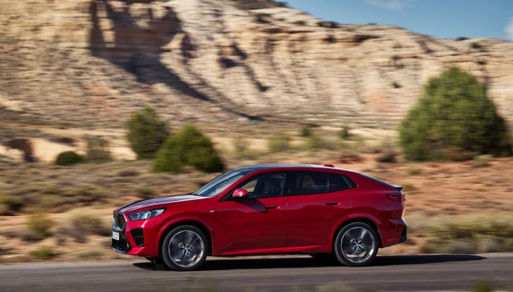 BMW iX2: design, prestazioni e autonomia del primo SUV coupé elettrico del brand - Foto 40 di 73