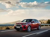 BMW iX2: design, prestazioni e autonomia del primo SUV coupé elettrico del brand