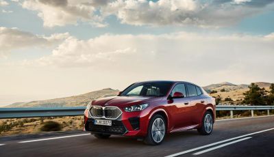 BMW iX2: design, prestazioni e autonomia del primo SUV coupé elettrico del brand