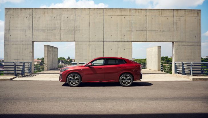 BMW iX2: design, prestazioni e autonomia del primo SUV coupé elettrico del brand - Foto 24 di 73