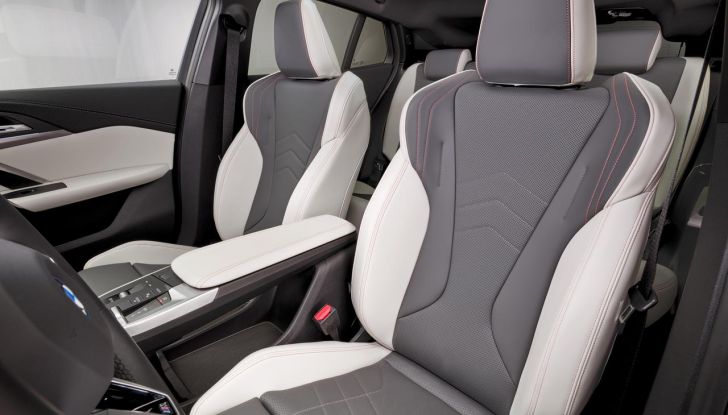 BMW iX2: design, prestazioni e autonomia del primo SUV coupé elettrico del brand - Foto 65 di 73