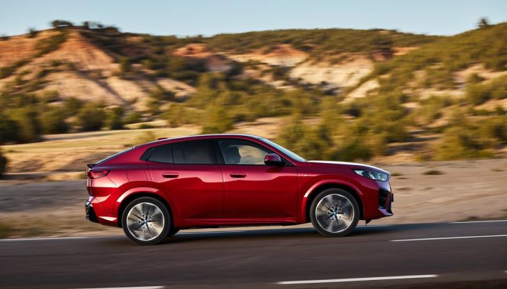 BMW iX2: design, prestazioni e autonomia del primo SUV coupé elettrico del brand - Foto 42 di 73