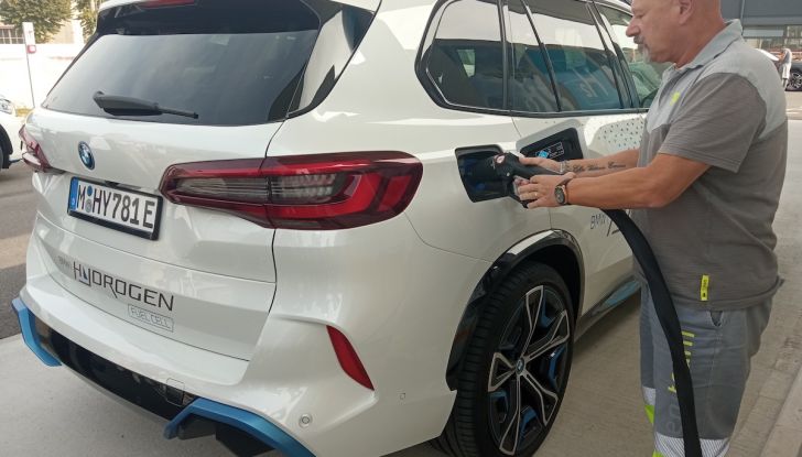 BMW iX5 Hydrogen prova su strada e prestazioni del SUV Fuel Cell - Foto 12 di 16