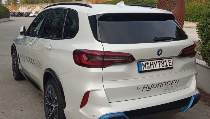 BMW iX5 Hydrogen prova su strada e prestazioni del SUV Fuel Cell - Foto 3 di 16