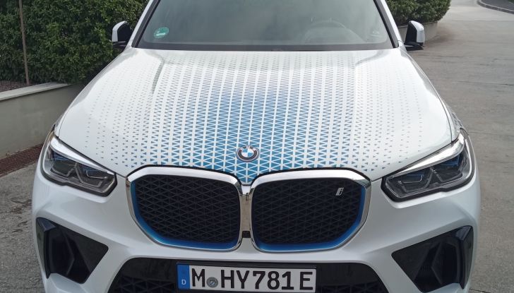 BMW iX5 Hydrogen prova su strada e prestazioni del SUV Fuel Cell - Foto 4 di 16