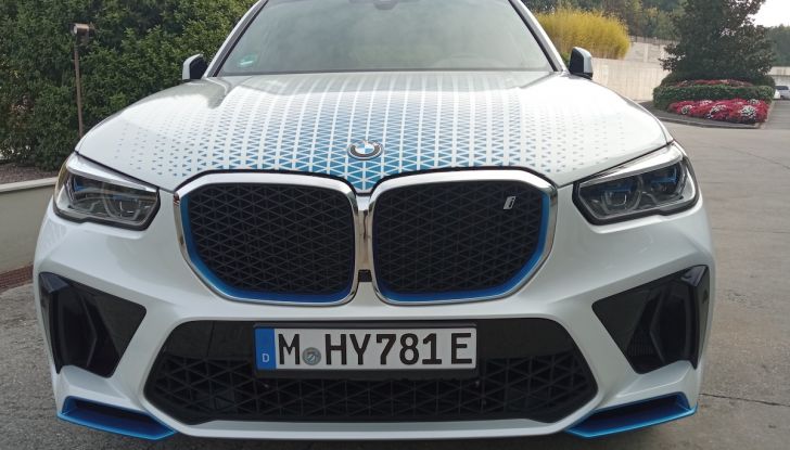 BMW iX5 Hydrogen prova su strada e prestazioni del SUV Fuel Cell - Foto 5 di 16