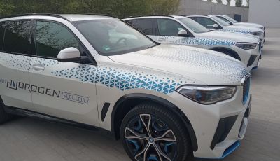 BMW iX5 Hydrogen prova su strada e prestazioni del SUV Fuel Cell