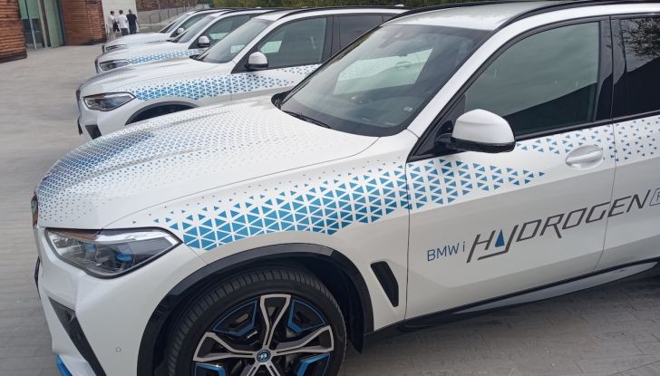 BMW iX5 Hydrogen prova su strada e prestazioni del SUV Fuel Cell - Foto 10 di 16