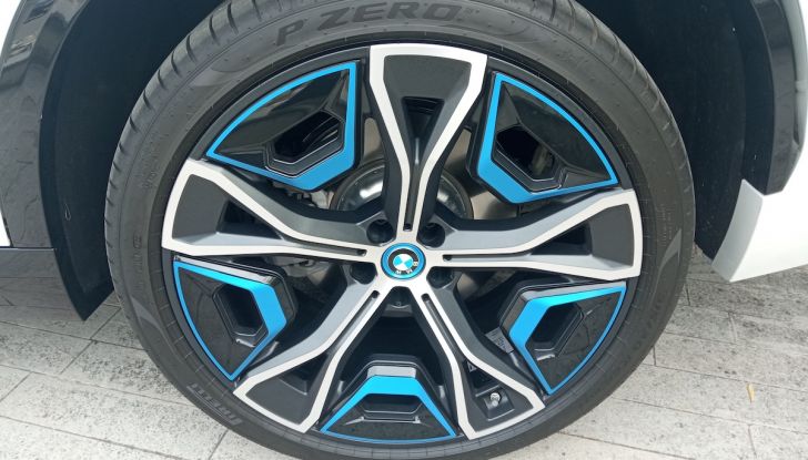 BMW iX5 Hydrogen prova su strada e prestazioni del SUV Fuel Cell - Foto 8 di 16