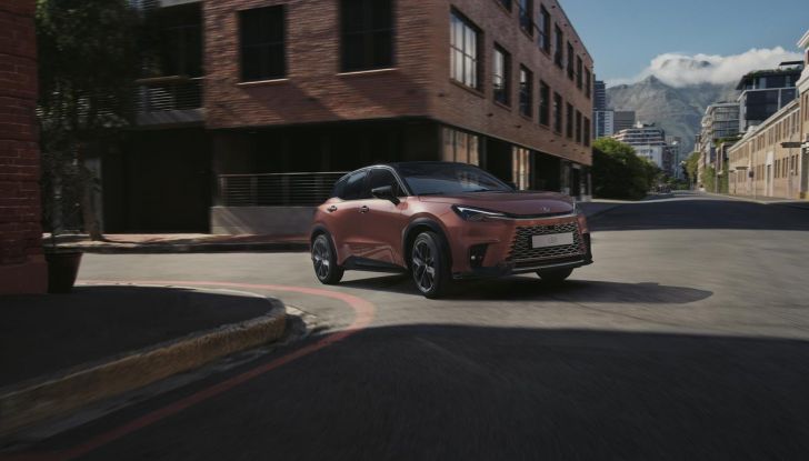 Lexus LBX 2024: prezzi e versioni per il mercato italiano - Foto 5 di 12