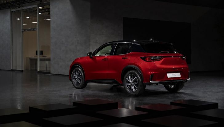 Lexus LBX 2024: prezzi e versioni per il mercato italiano - Foto 8 di 12