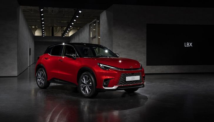Lexus LBX 2024: prezzi e versioni per il mercato italiano - Foto 11 di 12