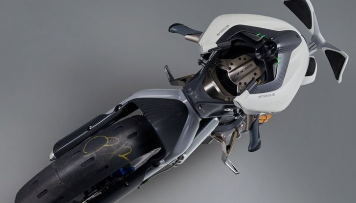 Yamaha MOTOROiD 2: la moto elettrica del futuro sarà così - Foto 2 di 6