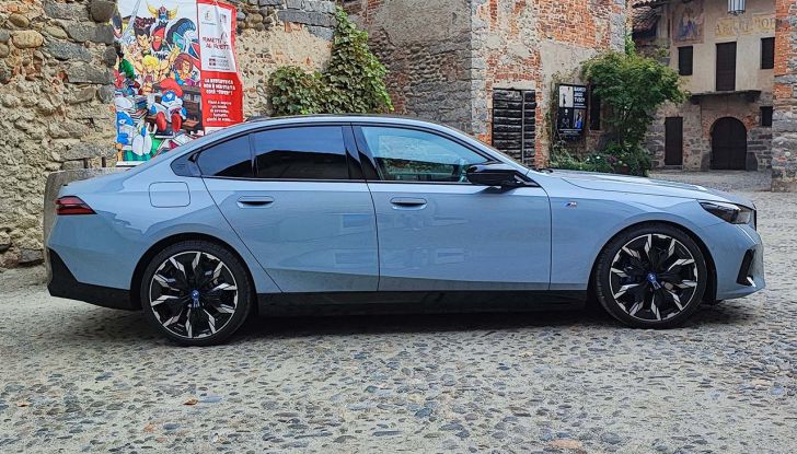 BMW Serie 5 2023: prova su strada, prezzi e versioni della berlina tedesca, ora anche elettrica - Foto 3 di 19