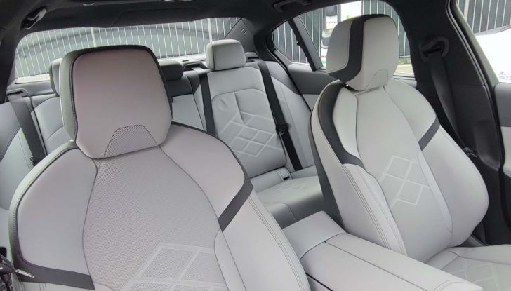 BMW Serie 5 2023: prova su strada, prezzi e versioni della berlina tedesca, ora anche elettrica - Foto 14 di 19