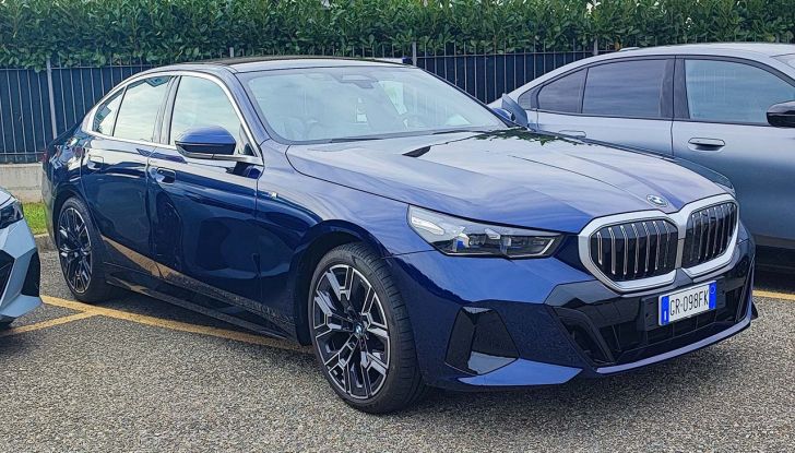 BMW Serie 5 2023: prova su strada, prezzi e versioni della berlina tedesca, ora anche elettrica - Foto 15 di 19