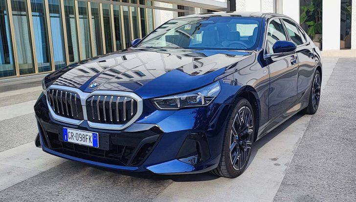 BMW Serie 5 2023: prova su strada, prezzi e versioni della berlina tedesca, ora anche elettrica - Foto 18 di 19