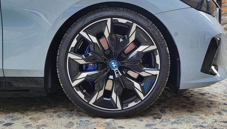 BMW Serie 5 2023: prova su strada, prezzi e versioni della berlina tedesca, ora anche elettrica - Foto 5 di 19
