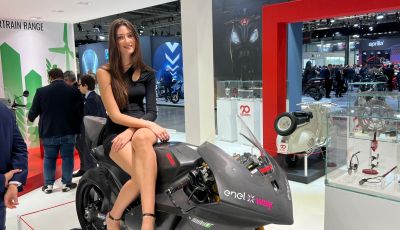 QJ Motor SQ 350, lo scooter a ruote alte per la mobilità urbana