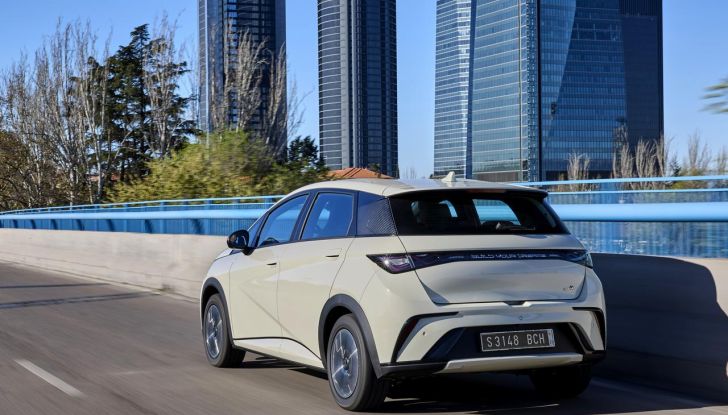 BYD Dolphin: caratteristiche, autonomia, prezzi e prova su strada a Milano - Foto 48 di 136