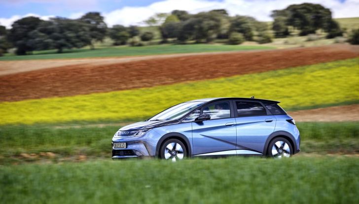 BYD Dolphin: caratteristiche, autonomia, prezzi e prova su strada a Milano - Foto 47 di 136