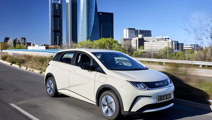 BYD Dolphin: caratteristiche, autonomia, prezzi e prova su strada a Milano - Foto 45 di 136