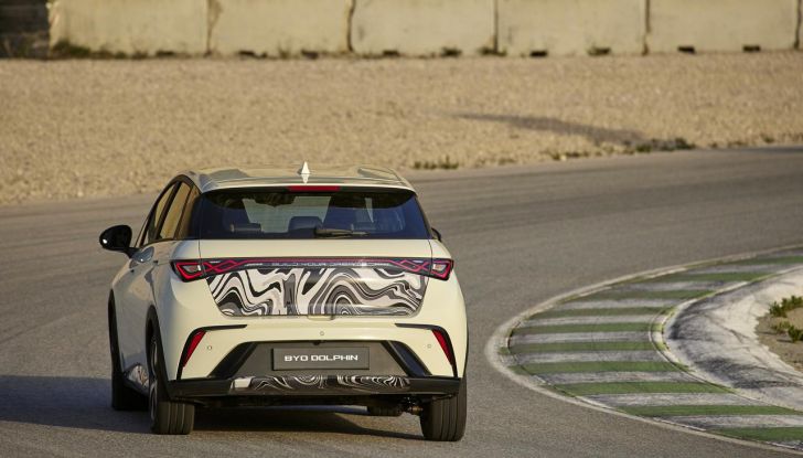 BYD Dolphin: caratteristiche, autonomia, prezzi e prova su strada a Milano - Foto 42 di 136