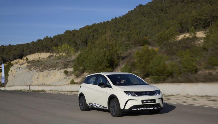 BYD Dolphin: caratteristiche, autonomia, prezzi e prova su strada a Milano - Foto 40 di 136