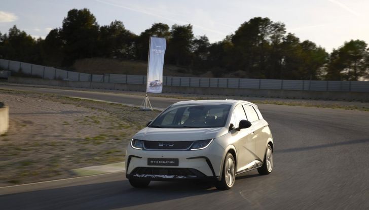 BYD Dolphin: caratteristiche, autonomia, prezzi e prova su strada a Milano - Foto 38 di 136