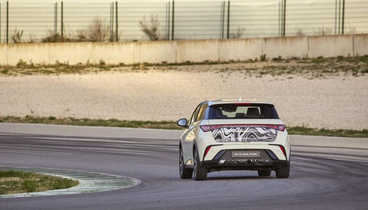BYD Dolphin: caratteristiche, autonomia, prezzi e prova su strada a Milano - Foto 36 di 136