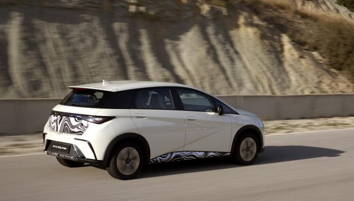 BYD Dolphin: caratteristiche, autonomia, prezzi e prova su strada a Milano - Foto 35 di 136