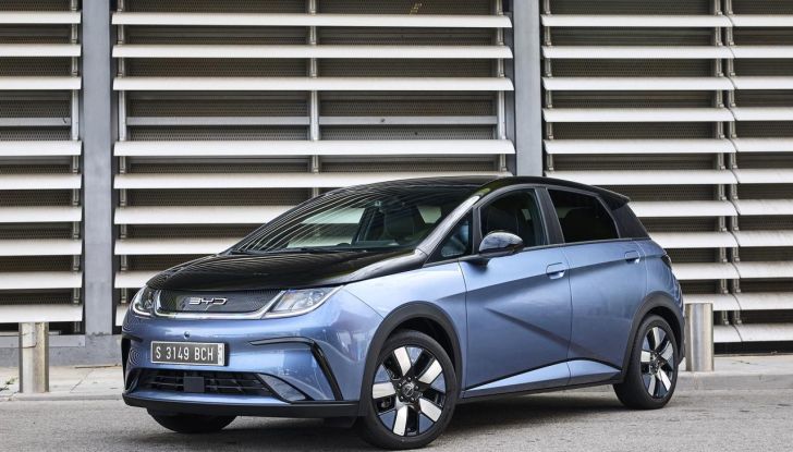 BYD Dolphin: caratteristiche, autonomia, prezzi e prova su strada a Milano - Foto 33 di 136