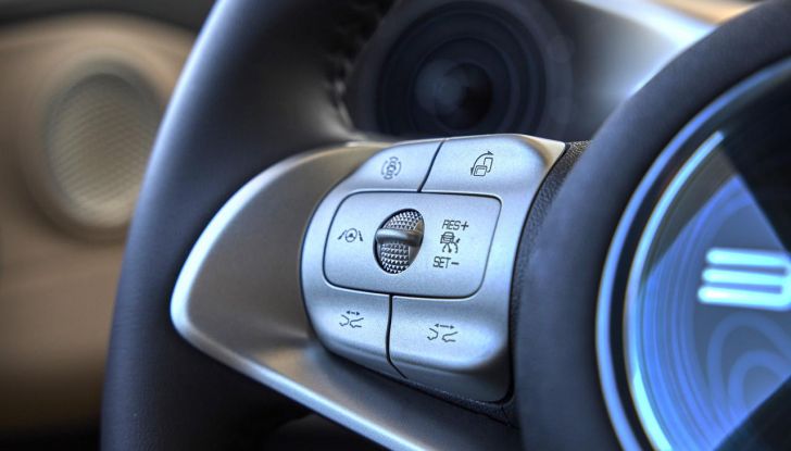 BYD Dolphin: caratteristiche, autonomia, prezzi e prova su strada a Milano - Foto 32 di 136