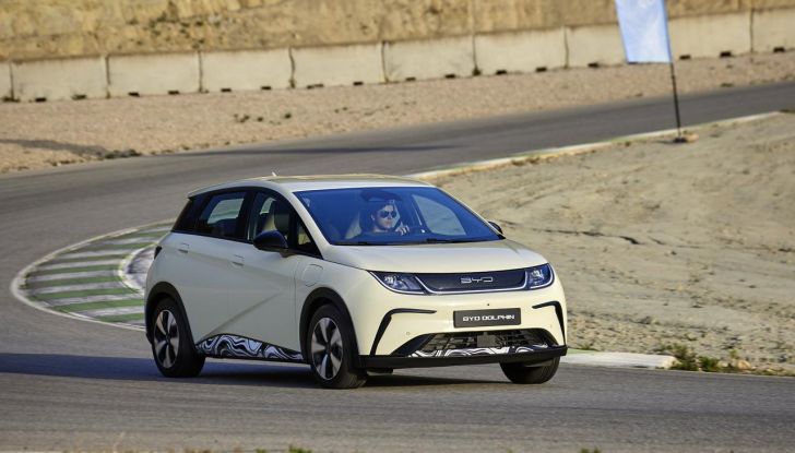 BYD Dolphin: caratteristiche, autonomia, prezzi e prova su strada a Milano - Foto 30 di 136