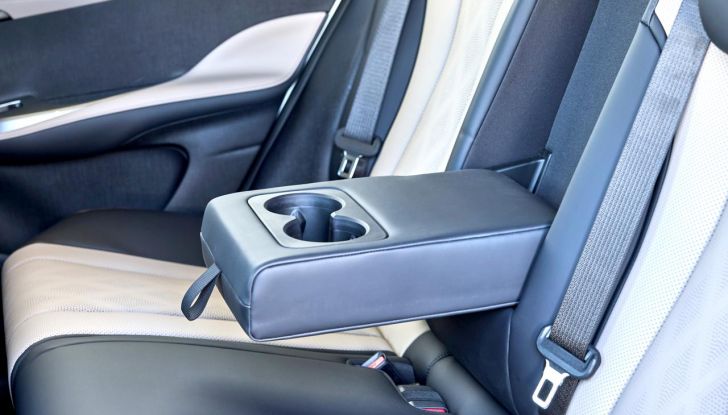 BYD Dolphin: caratteristiche, autonomia, prezzi e prova su strada a Milano - Foto 28 di 136