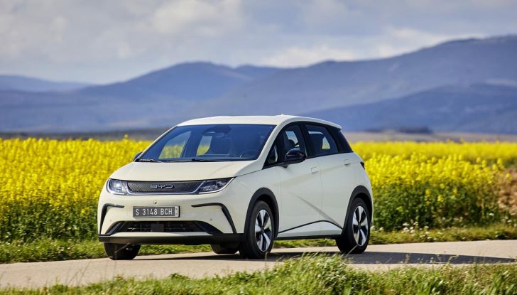 BYD Dolphin: caratteristiche, autonomia, prezzi e prova su strada a Milano - Foto 25 di 136