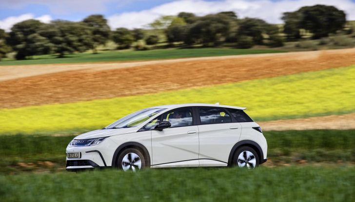 BYD Dolphin: caratteristiche, autonomia, prezzi e prova su strada a Milano - Foto 17 di 136