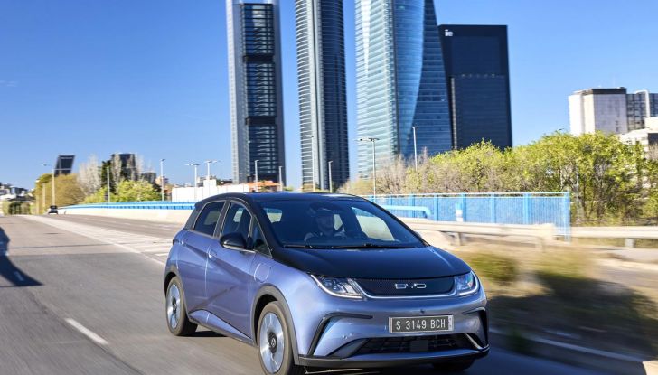 BYD Dolphin: caratteristiche, autonomia, prezzi e prova su strada a Milano - Foto 14 di 136